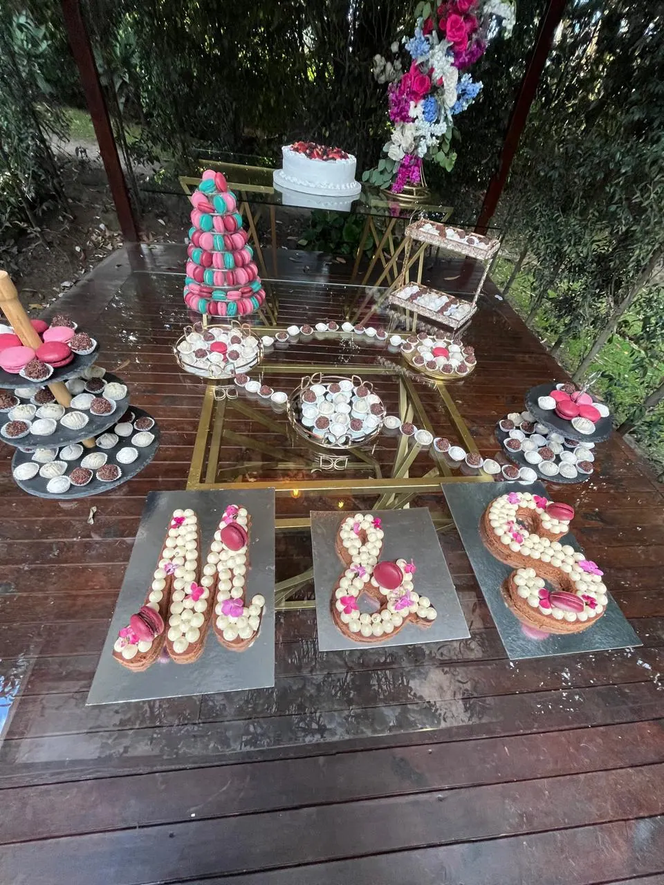 Mesa de evento con iniciales en macarons