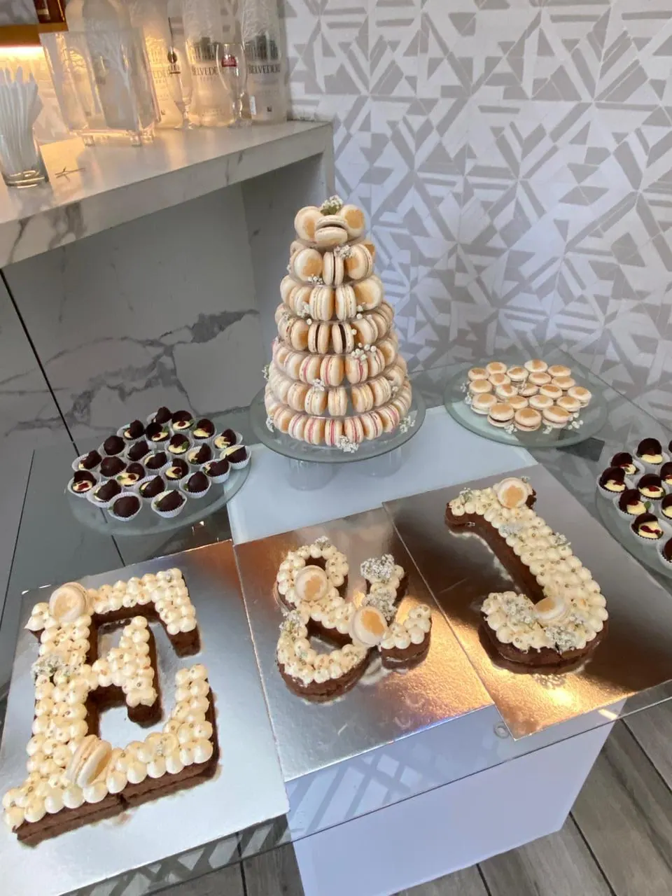 Mesa de boda con pastel e iniciales
