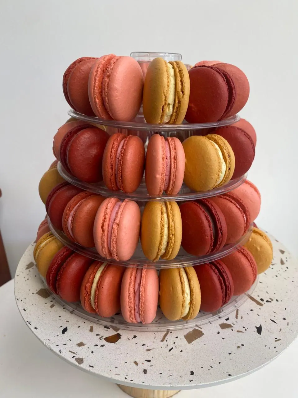 Torre de macarons en tonos terracota
